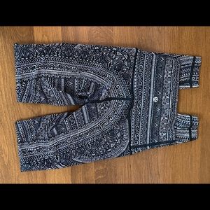 lululemon leggings, size 2, black, white and gray paisley pattern